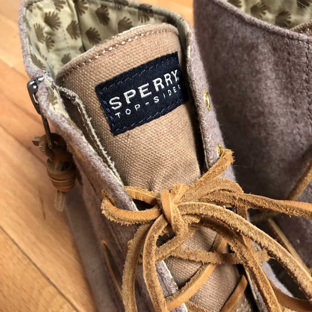 Women’s size 10 High Top Sperrys